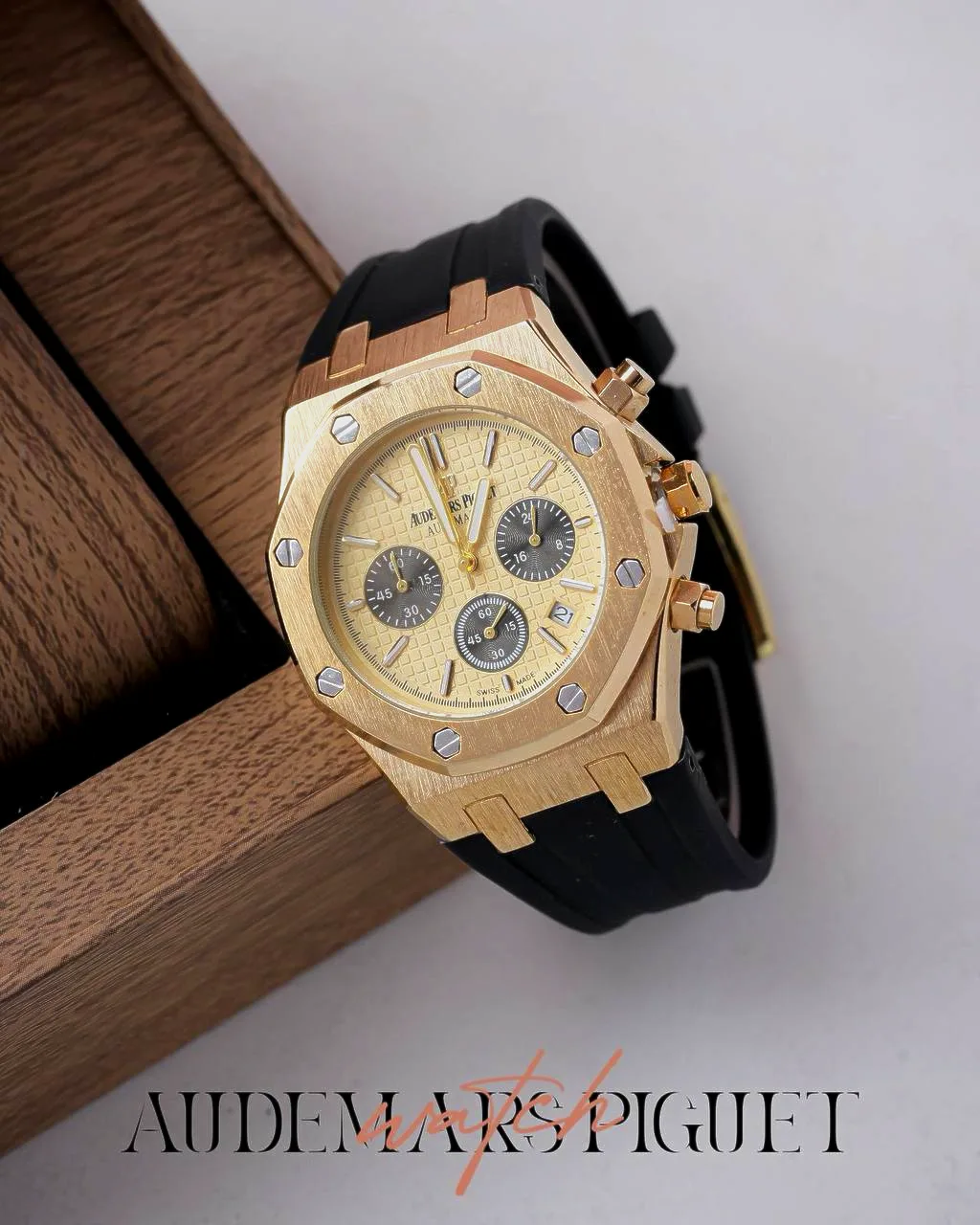 שעון AP זהב לוח זהב שחור ✨️ רצועת גומי שחורה 💪 מנגנון קוורץ'A עם זכוכית ספיר 💎 – דוד שעונים